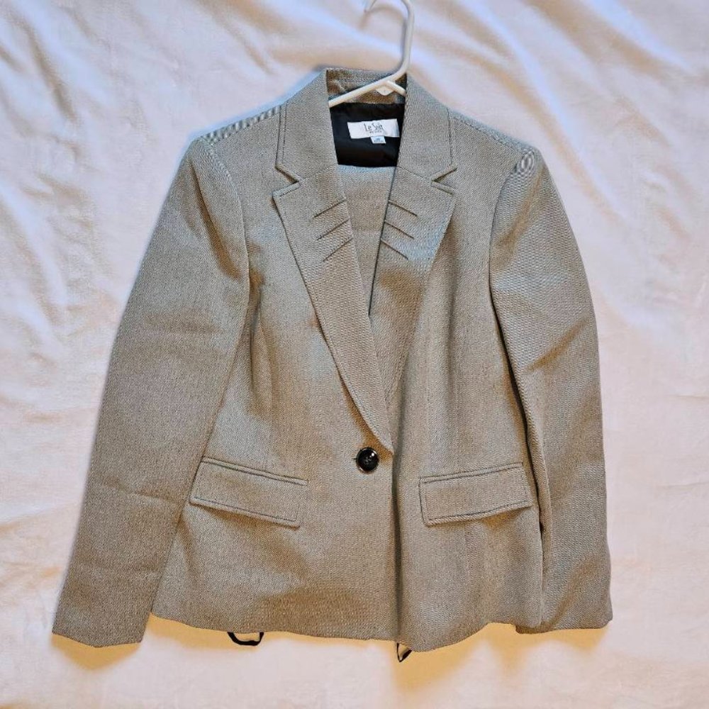 Le Suit women's business pantsuit, Size 14p, light gray color